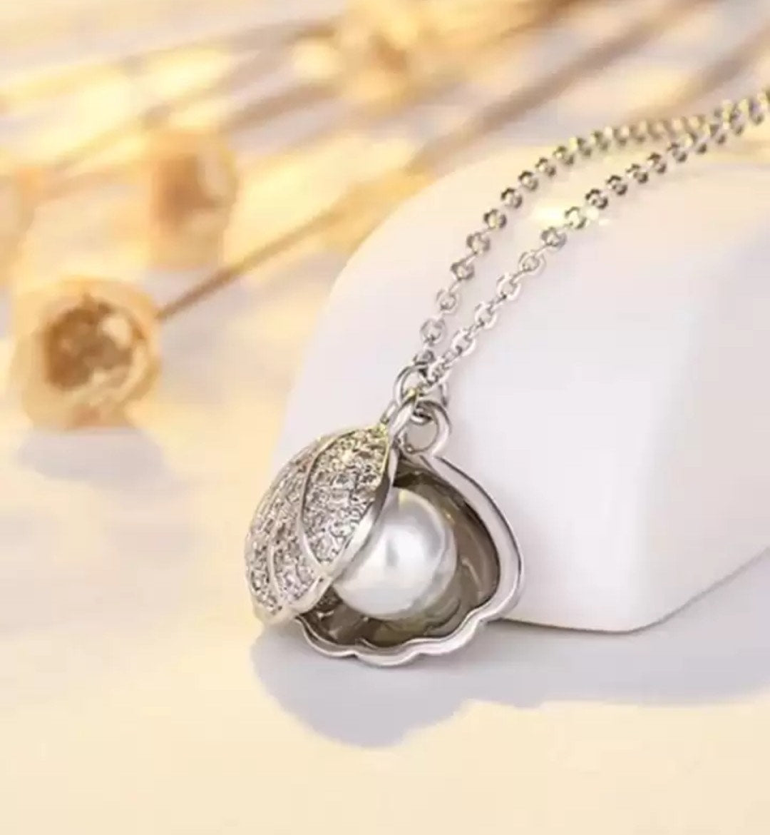 Clam Shell Pearl Pendant Necklace